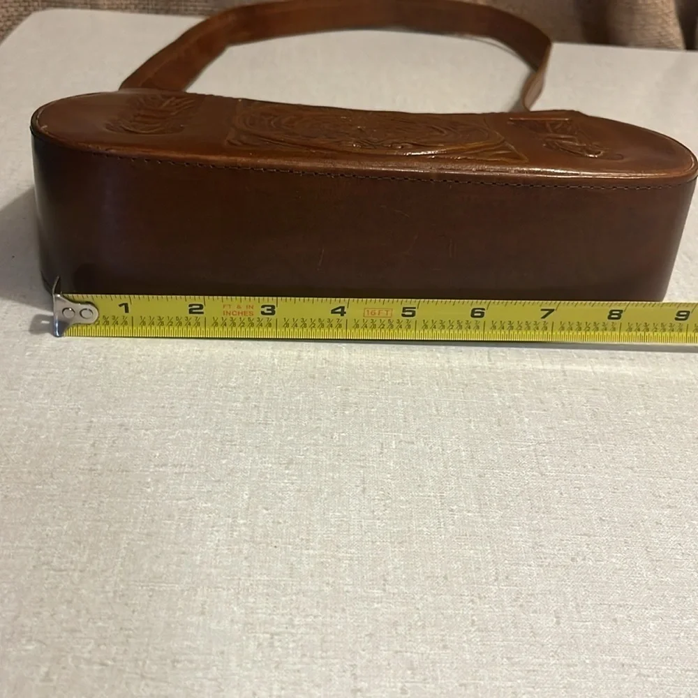 VEUC LEATHER SHOULDER BAG SM. TO MED. MADE IN MEXICO AS FEATURED ON THE FRONT. - Picture 9 of 12